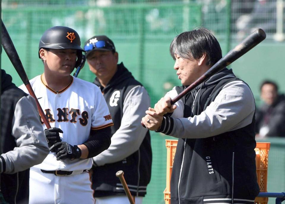 　バットを持ち山瀬（左）を指導する松井臨時コーチ（撮影・佐藤厚）