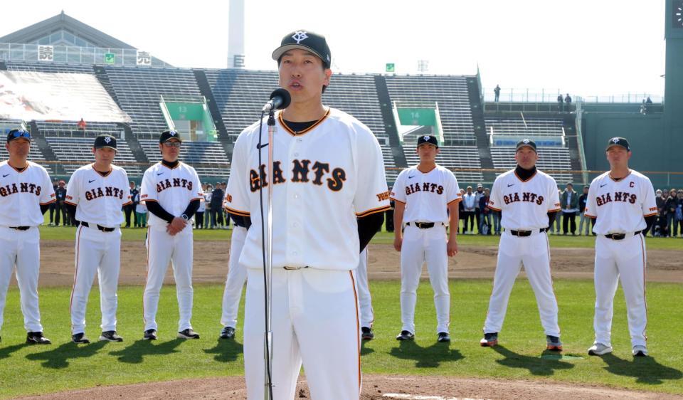 宮崎キャンプを打ち上げ手締めの音頭を取る大勢（代表撮影）