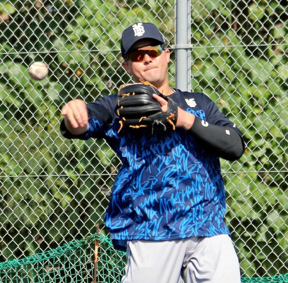 　守備練習する牧