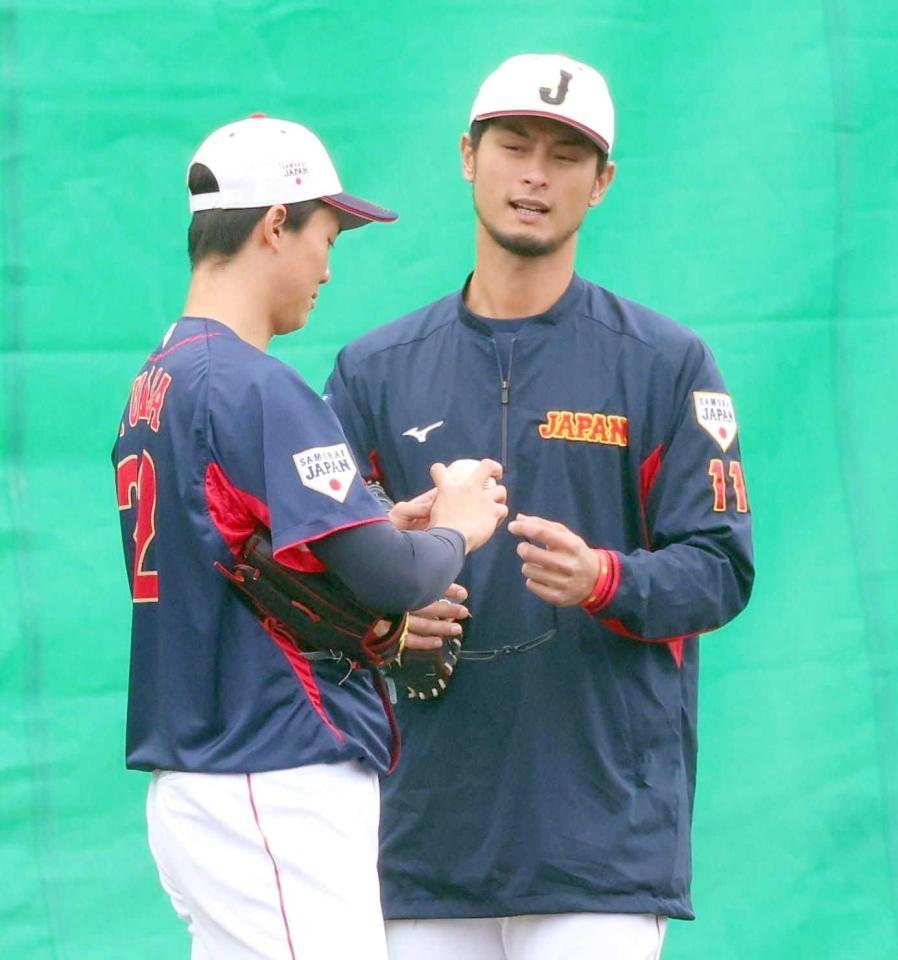 　宮崎合宿で湯浅（左）にアドバイスを送るダルビッシュ＝２０２３年２月