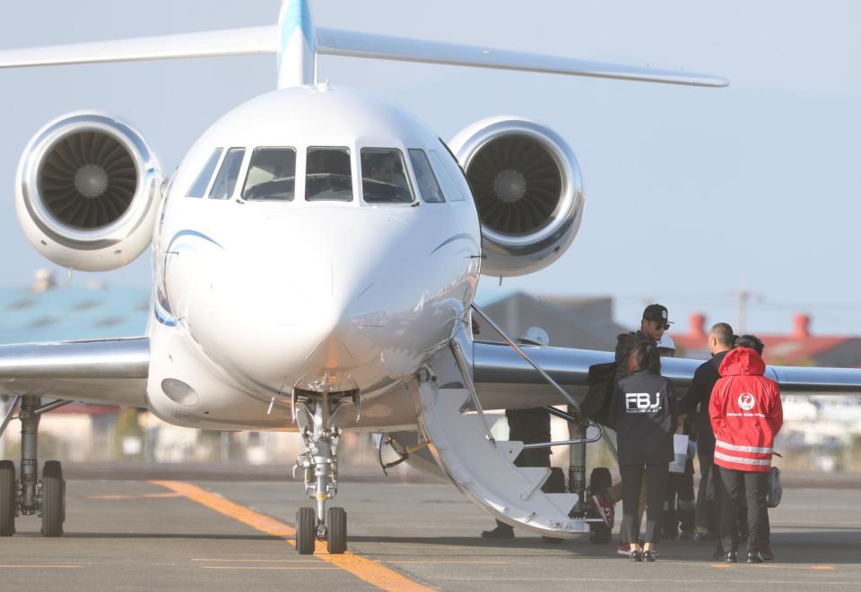　チャーター機で宮崎入りするダルビッシュ有（撮影・金田祐二）