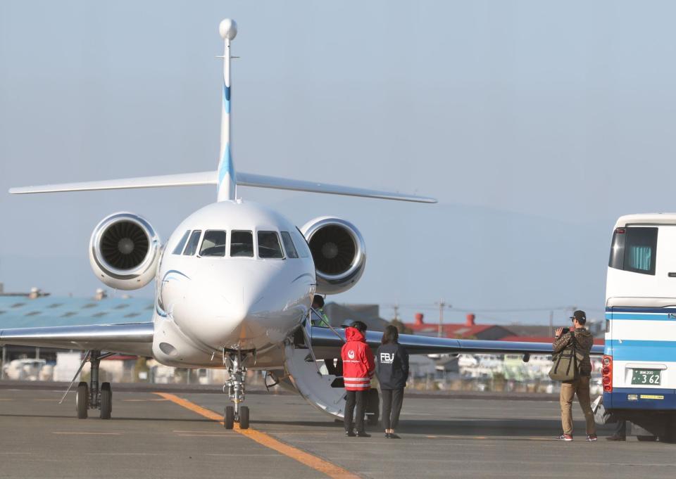 　載ってきたチャーター機の写真を撮るダルビッシュ有（撮影・金田祐二）