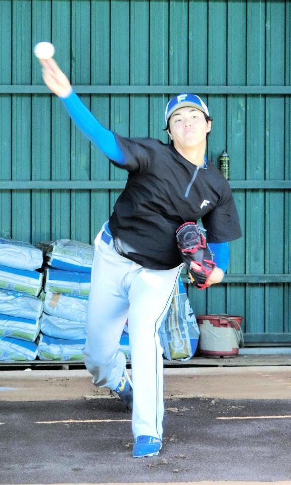 投球練習をする柴田