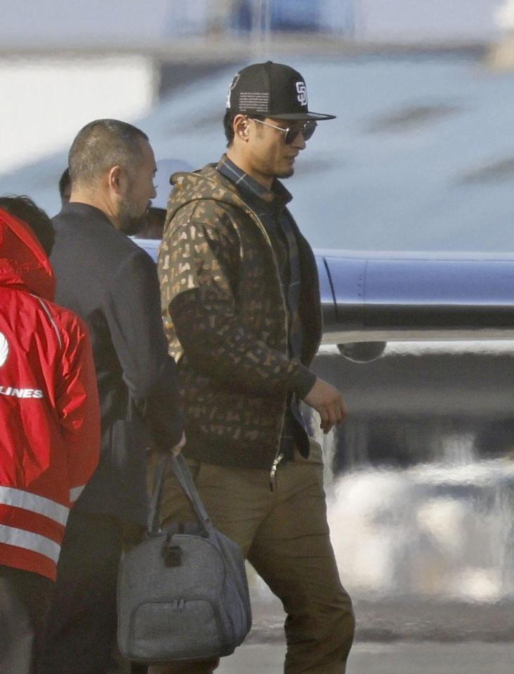 　宮崎空港に到着した米大リーグ、パドレスのダルビッシュ。ＷＢＣに向けた日本代表の強化合宿でアドバイザーを務める＝13日