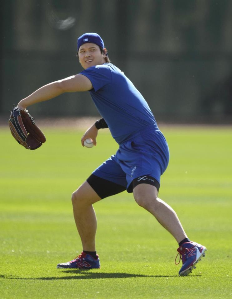 　キャッチボールするドジャース・大谷＝グレンデール（共同）