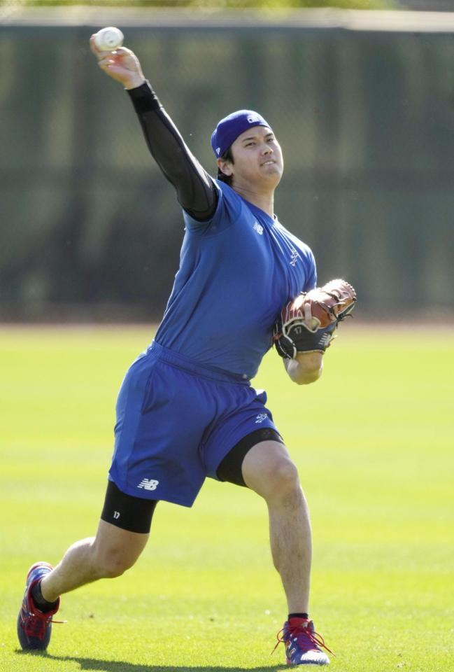 　キャッチボールする米大リーグ、ドジャースの大谷＝12日