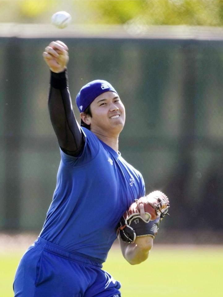 　キャッチボールする大谷