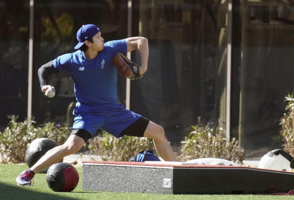 　壁当てをする大谷（共同）