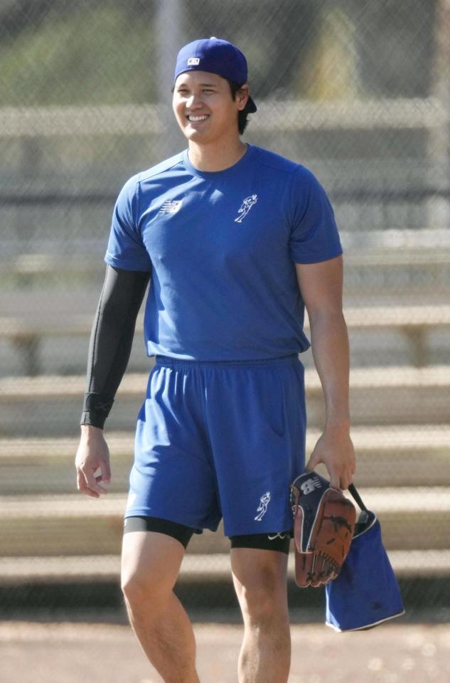 　笑顔でグラウンドに入る大谷