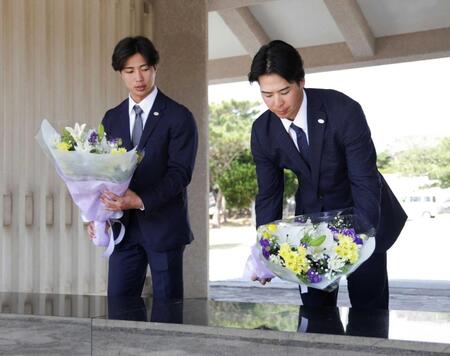 　平和記念公園を訪れた山城（左）と小浜（読売巨人軍提供）