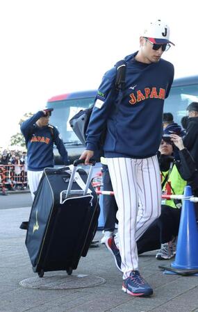 球場入りするダルビッシュ（撮影・伊藤笙子）