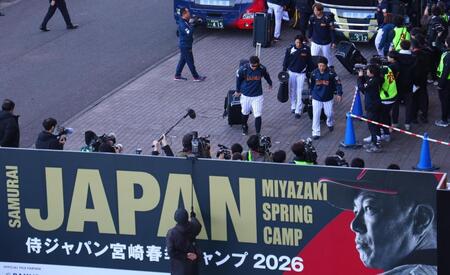 球場入りする佐藤輝ら（撮影・金田祐二）