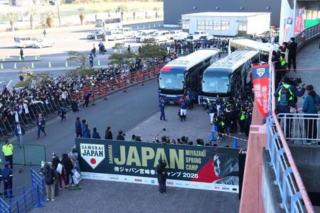 球場入りする侍ジャパン（撮影・金田祐二）