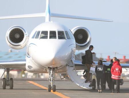 　チャーター機で宮崎入りするダルビッシュ有（撮影・金田祐二）