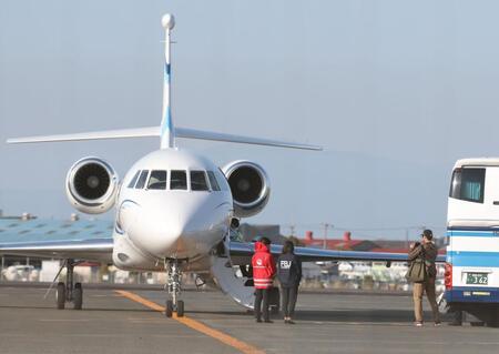 　載ってきたチャーター機の写真を撮るダルビッシュ有（撮影・金田祐二）