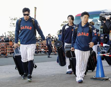 　ＷＢＣ日本代表の強化合宿初日を迎え、球場入りする（左から）佐藤、周東、近藤