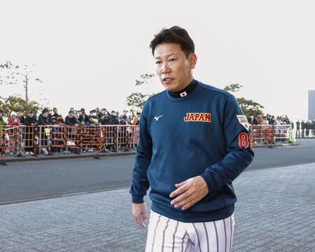 　ＷＢＣ日本代表の強化合宿初日を迎え、球場入りする日本代表の井端弘和監督＝14日、宮崎市