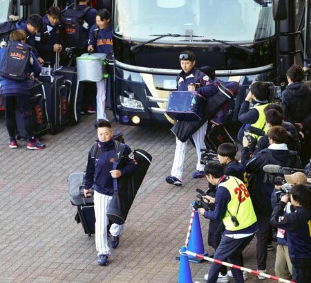 　ＷＢＣ日本代表の強化合宿初日を迎え、球場入りする牧（手前）ら＝宮崎