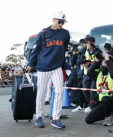 　ＷＢＣ日本代表の強化合宿初日を迎え、球場入りするダルビッシュ。アドバイザーを務める
