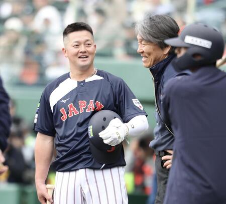打撃練習を終え、松井秀喜氏（右）に激励される牧（撮影・伊藤笙子）