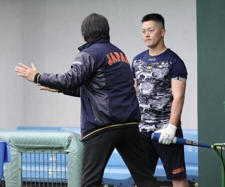 松井秀喜氏（手前）のアドバイスを真剣な表情で聞く牧（撮影・伊藤笙子）