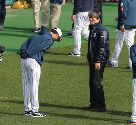 あいさつする松井秀喜氏とダルビッシュ有（撮影・金田祐二）