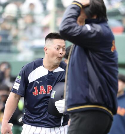 打撃練習後に松井秀喜氏（手前）と会話を交わし、思わずビビる牧（撮影・伊藤笙子）