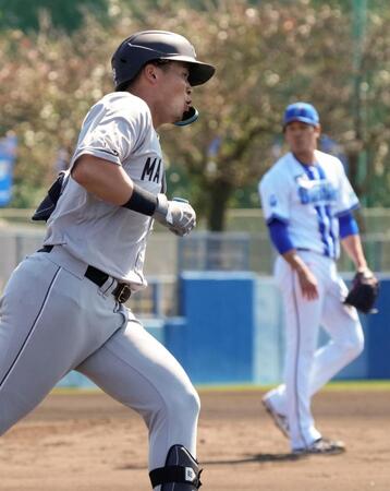 ＤｅＮＡとの練習試合で安打を放ち、一塁へ向かう井上。奥は投手藤浪