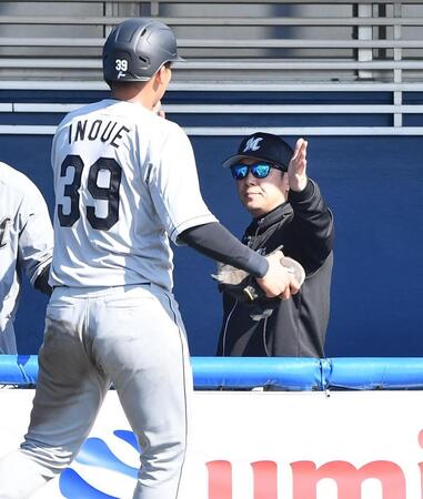 ７回、山本の右前適時打で二塁から生還した井上（手前）とタッチを交わすサブロー監督（撮影・開出牧）