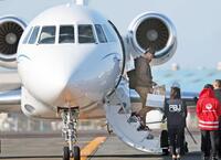 チャーター機で宮崎空港に到着した侍ジャパンアドバイザーのダルビッシュ