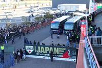 球場入りする侍ジャパン（撮影・金田祐二）
