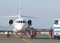 　載ってきたチャーター機の写真を撮るダルビッシュ有（撮影・金田祐二）