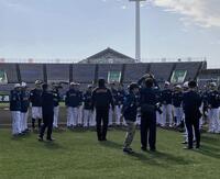 　ミーティングを行う松井秀喜臨時コーチ