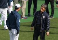 言葉を交わすダルビッシュ有と松井秀喜氏（撮影・金田祐二）