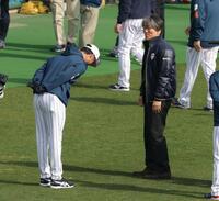 あいさつする松井秀喜氏とダルビッシュ有（撮影・金田祐二）