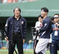 談笑する松井秀喜氏（左）と佐藤輝（撮影・伊藤笙子）