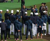 あいさつする松井秀喜氏（撮影・金田祐二）