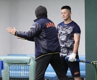 松井秀喜氏（手前）のアドバイスを真剣な表情で聞く牧（撮影・伊藤笙子）