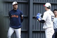 ブルペンで投げるソフトバンク・松本裕樹（右）に助言をするダルビッシュ（撮影・伊藤笙子）