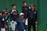 松井秀喜氏と談笑する佐藤輝（撮影・金田祐二）