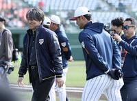 ベンチへ引き上げる松井秀喜氏（左）とダルビッシュ（撮影・伊藤笙子）