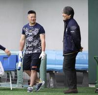 松井秀喜氏（右）から打撃指導を受けた牧（撮影・伊藤笙子）