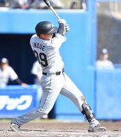 ７回、左越え適時二塁打を放つ井上（撮影・開出牧）