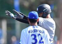 ７回、左越え適時二塁打を放ちベンチの祝福に応える井上。手前は益子（撮影・開出牧）