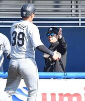 ７回、山本の右前適時打で二塁から生還した井上（手前）とタッチを交わすサブロー監督（撮影・開出牧）