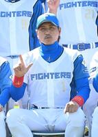 「ＤＯＭＩれ！」のポーズをする新庄監督（撮影・持木克友）