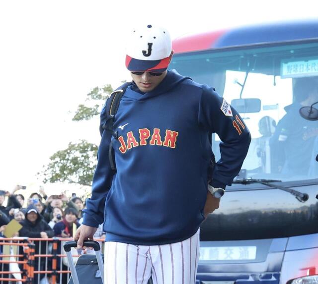 侍ジャパン ダルビッシュが背番号11のウェアで球場入り→グラウンド