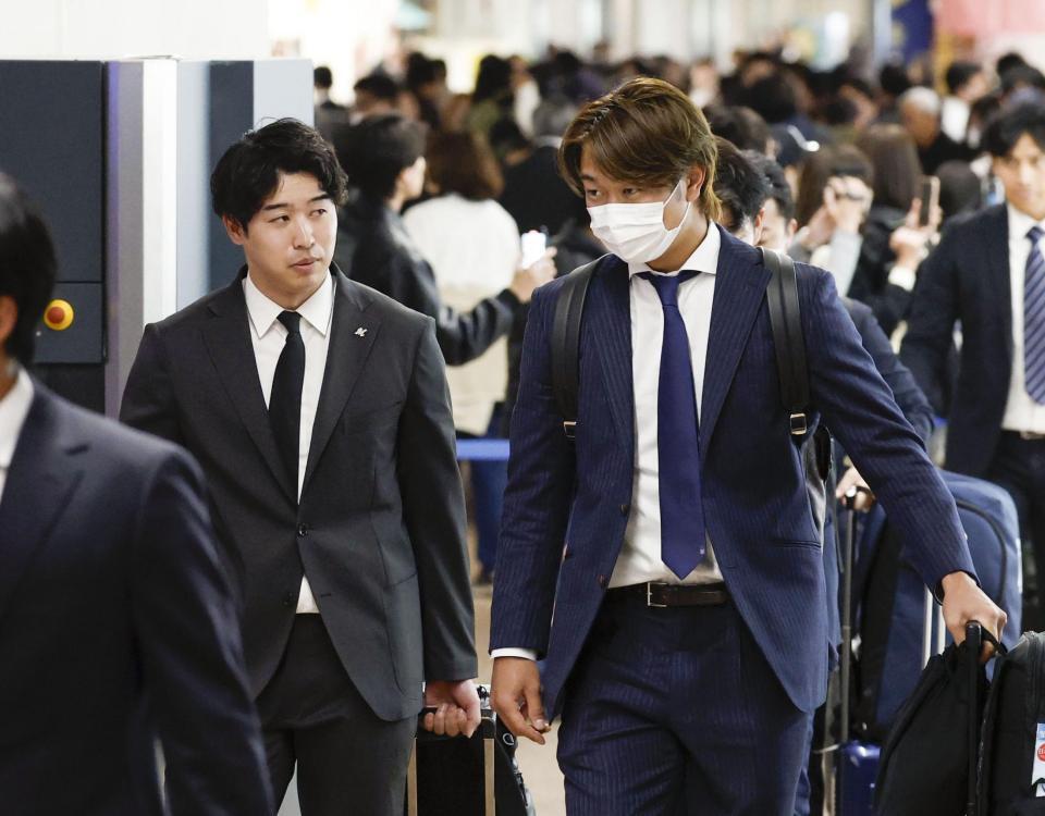 　ＷＢＣに向けた強化合宿のため、宮崎空港に到着した野球日本代表の種市（左）と高橋宏＝13日