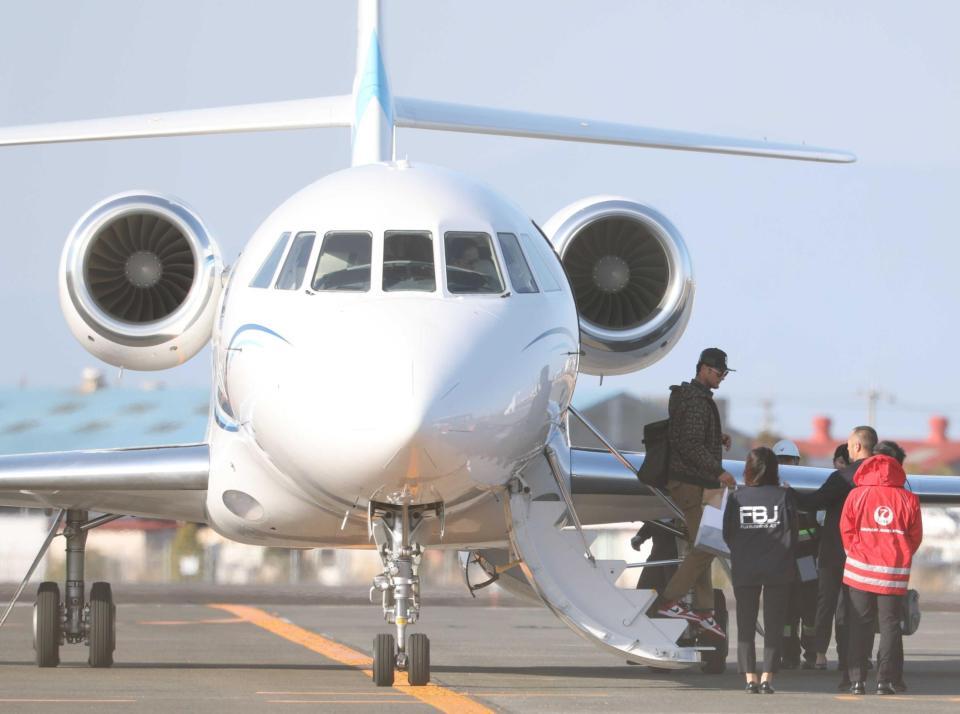 　チャーター機で宮崎入りするダルビッシュ（撮影・金田祐二）