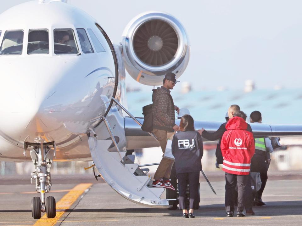 チャーター機で宮崎空港に到着した侍ジャパンアドバイザーのダルビッシュ